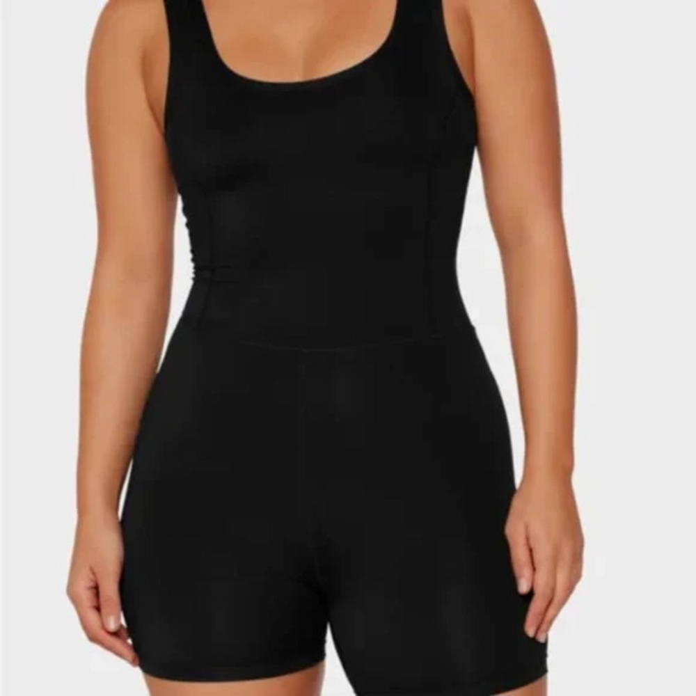 SET Active SPORTBODY
SHORTYSUIT Women's Size S
Black ONYX Active Jumpsuit Core